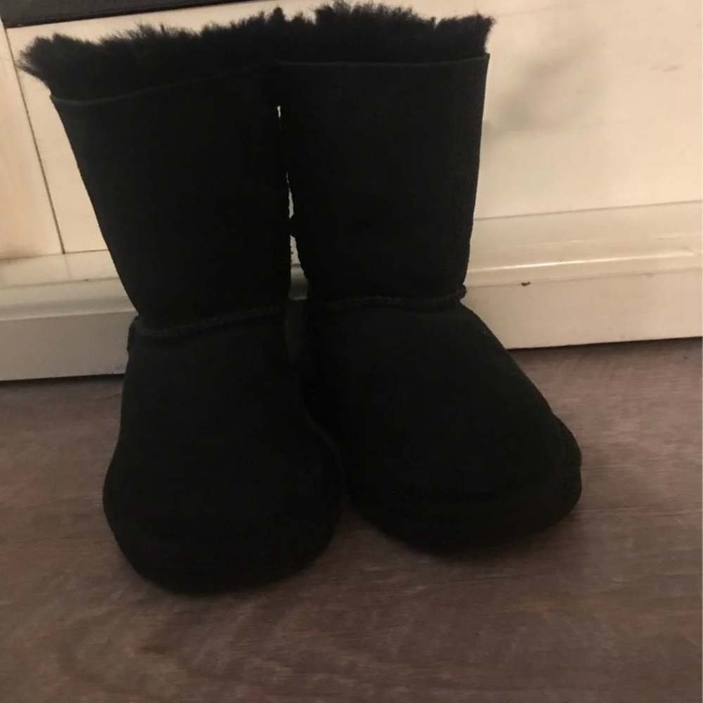 Toddler bailey bow uggs size 8